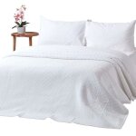 Couvre lit blanc matelass� motif en relief 180 x 260 cm