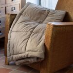 Edredon matelassé peau de pêche oekotex taupe 140x160 cm Edredon matelassé peau de pêche oekotex taupe 140x160 cm