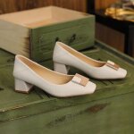 Escarpins femme - marque - modèle - talons carrés - cuir épais - beige Escarpins femme - marque - modèle - talons carrés - cuir épais - beige