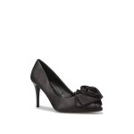 Escarpins satin�s et pointus avec empi�cement fleur devant. dot�s dune semelle l�g�rement rembourr�e. ...