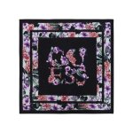 Foulard noir carr� � imprim� fleuri violet et rouge et avec le nom de la marque