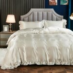 Housse de couette satin 200x200 + 2 taies doreiller 65 x 65 beige parure de lit � volants avec fermeture ...