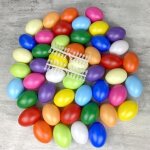 Oeufs en plastique - lealoo - lot de 50 - 6 cm - couleurs assorties - accroches incluses
