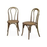 Lot de deux chaises vintage en bois avec assise en rotin et dossier arrondi coloris marron vieilli Lot de deux chaises vintage en bois avec assise en rotin et dossier arrondi coloris marron vieilli