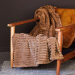Plaid 130x170 chinchilla en velours jacquard texturé marron camel Plaid 130x170 chinchilla en velours jacquard texturé marron camel