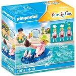 Family fun vacancier avec coups de soleil et bou�e