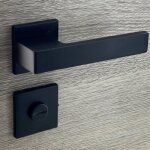 Poignes de porte sur rosace noir mat modle mathilda  condamnation