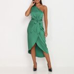 Robe portefeuille satin�e aux �paules asym�triques. dot�e dun lien � nouer autour de la taille. fermeture ...