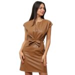 Robe courte en simili � col fendu et ruban � nouer � la taille. dot�e de deux poches � lavant et fermeture ...