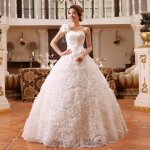 Robe de mariée en satin asymétrique épaule dénudée motif floral broderieion Robe de mariée en satin asymétrique épaule dénudée motif floral broderieion