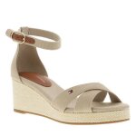 Sandales beiges � talon compens� et � boucle � ardillon � la cheville