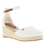 Sandales blanches avec le logo brod� � bout ferm� et � talon compens�