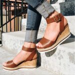 Sandales compenses pour femmes - ecelen - marron - talon compens - peep toe - boucle de cheville