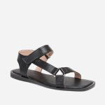 Sandales plates � brides en simili. mod�le � bout carr� ouvert et semelle fine. dot�es dune bride avec ...