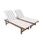 Set de 2 bains de soleil en acacia ? arequipa ? transats avec coussins beige � rayures blanches et roulettes. ...