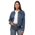 Veste en denim coupe droite. dot� de 2 poches � rabat boutonn�es et 2 poches passepoil�es. pour femme ...