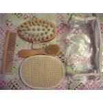 Trousse avec gant de loofah + brosse de massage en bois + peigne en bois + brosse en bois et soie