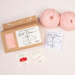 Kit diy tricot - boxe layette gilet nolan rose sans aiguilles - tricotez - moi - mondial tissus