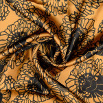 Tissu satin polyester pivoine xxl noire sur fond camel - mondial tissus