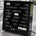 United entertainment horloge  mots anglais  led 16, 5x17 cm