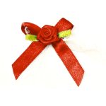 Sachet 10 boutonnières avec fleurs sur épingle, rouge Sachet 10 boutonnières avec fleurs sur épingle, rouge
