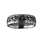 Alliance en acier satiné avec gravure noire motifs tribals Alliance en acier satiné avec gravure noire motifs tribals