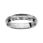 Alliance en argent rhodi 4mm finition effet givr et bords facets brillants