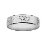 Alliance ruban en argent 6mm gravée 2 coeurs entrelacés Alliance ruban en argent 6mm gravée 2 coeurs entrelacés