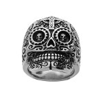 Bague en acier tête de mort et motif croix Bague en acier tête de mort et motif croix