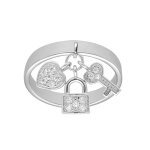 Bague en argent rhodi� anneau ruban avec breloques cadenas coeur clefs et oxydes blancs