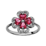 Bague en argent rhodié collection joaillerie trèfle à 4 feuilles en oxydes rouges et contours en oxydes ... Bague en argent rhodié collection joaillerie trèfle à 4 feuilles en oxydes rouges et contours en oxydes ...