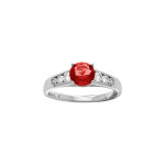 Bague en argent rhodié grand diamètre, un oxyde rouge central et oxydes blancs sertis sur les côtés Bague en argent rhodié grand diamètre, un oxyde rouge central et oxydes blancs sertis sur les côtés