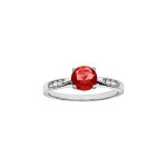 Bague en argent rhodié grand diamètre, un oxyde rouge serti par 4 griffes et oxydes blancs sur les côtés ... Bague en argent rhodié grand diamètre, un oxyde rouge serti par 4 griffes et oxydes blancs sur les côtés ...