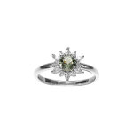 Bague en argent rhodi� motif fleur oxyde vert et le contour en oxydes blancs