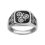 Bague en argent rhodi� plateau carr� motif triskel r�sine noire