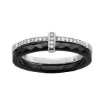 Bague en céramique noire facettée 2 anneaux dont 1 anneau en argent rhodié avec demi rail d'oxydes blancs ... Bague en céramique noire facettée 2 anneaux dont 1 anneau en argent rhodié avec demi rail d'oxydes blancs ...