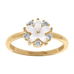 Bague en plaqu� or fleur nacre v�ritable entour�e d'oxydes blancs
