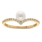 Bague en plaqu� or forme v orn�e d'oxydes blancs et perle de culture d'eau douce
