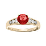 Bague en plaqué or avec oxyde rouge et oxydes blancs sertis en cascade Bague en plaqué or avec oxyde rouge et oxydes blancs sertis en cascade