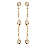 Boucles d'oreilles pendantes en plaqué or 3 oxydes ronds blancs serti clos alternés avec chaînette et ... Boucles d'oreilles pendantes en plaqué or 3 oxydes ronds blancs serti clos alternés avec chaînette et ...