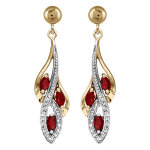 Boucles d'oreilles pendantes en plaqué or collection joaillerie grappe avec 3 navettes d'oxydes rouges ... Boucles d'oreilles pendantes en plaqué or collection joaillerie grappe avec 3 navettes d'oxydes rouges ...