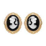 Boucles d'oreille en plaqu� or cam�e sur fond noir et fermoir poussette