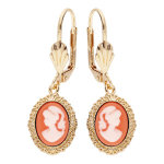 Boucles d'oreille en plaqu� or cam�e sur fond rose avec fermoir dormeuse