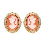 Boucles d'oreille en plaqu� or cam�e sur fond rose et fermoir poussette