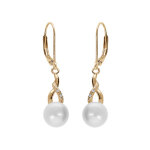 Boucles d'oreille en plaqué or perle de culture d'eau douce avec oxydes blancs sertis, fermoir dormeuse ... Boucles d'oreille en plaqué or perle de culture d'eau douce avec oxydes blancs sertis, fermoir dormeuse ...