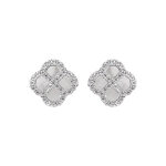 Boucles d'oreille tige en argent rhodi� tr�fle agate blanche v�ritable avec contour d'oxydes blancs