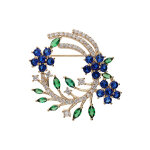 Broche en plaqu or motif feuillage avec oxydes blancs bleus et verts