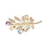 Broche en plaqu or motif feuillage avec oxydes couleurs pastels et blancs sertis