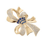 Broche en plaqu� or motif fkeur et ruban oxydes bleus et blancs sertis