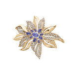 Broche en plaqué or motif fleur avec oxydes bleus et blancs sertis Broche en plaqué or motif fleur avec oxydes bleus et blancs sertis
